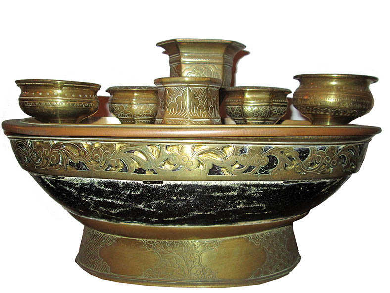 A set of kinangan, comprising of five containers and kacip (betel nut cracker)