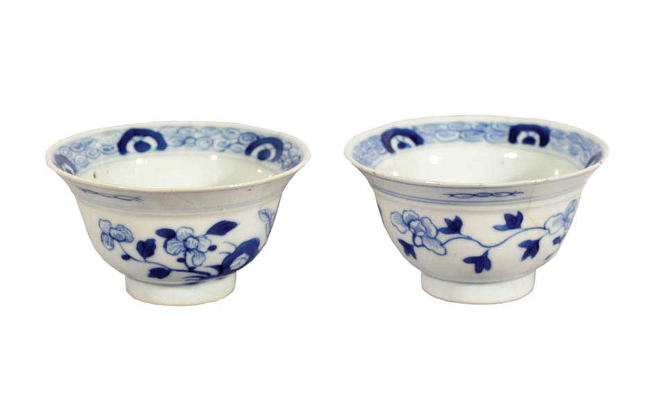 A pair of blue n white bowls with flowers decoration