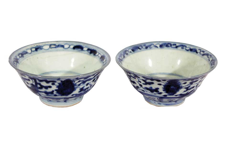 A pair of blue n white ceramic bowls with ornament