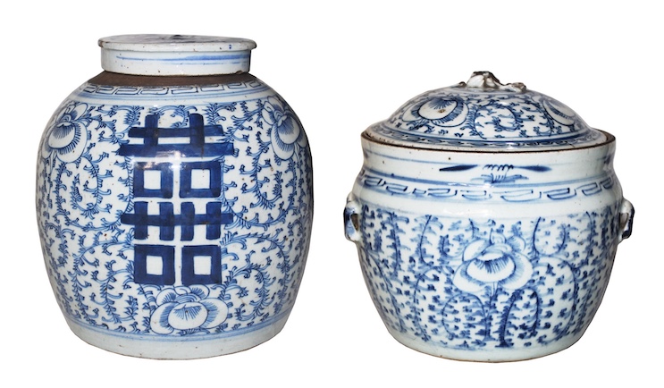 Two pieces of qing 19th century blue and white covered jar painted with sweetpea pattern