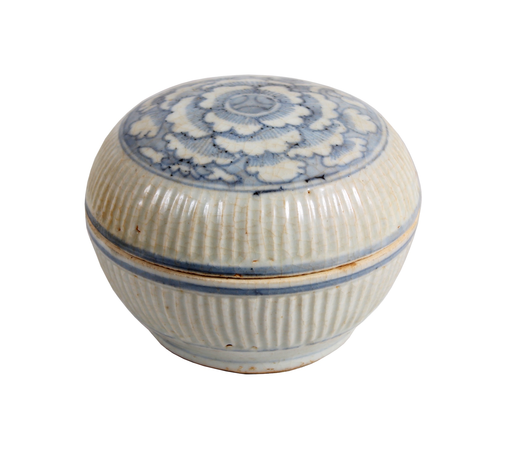 A 16th -17th century late ming blue and white ribbed covered box painted with blossom flower