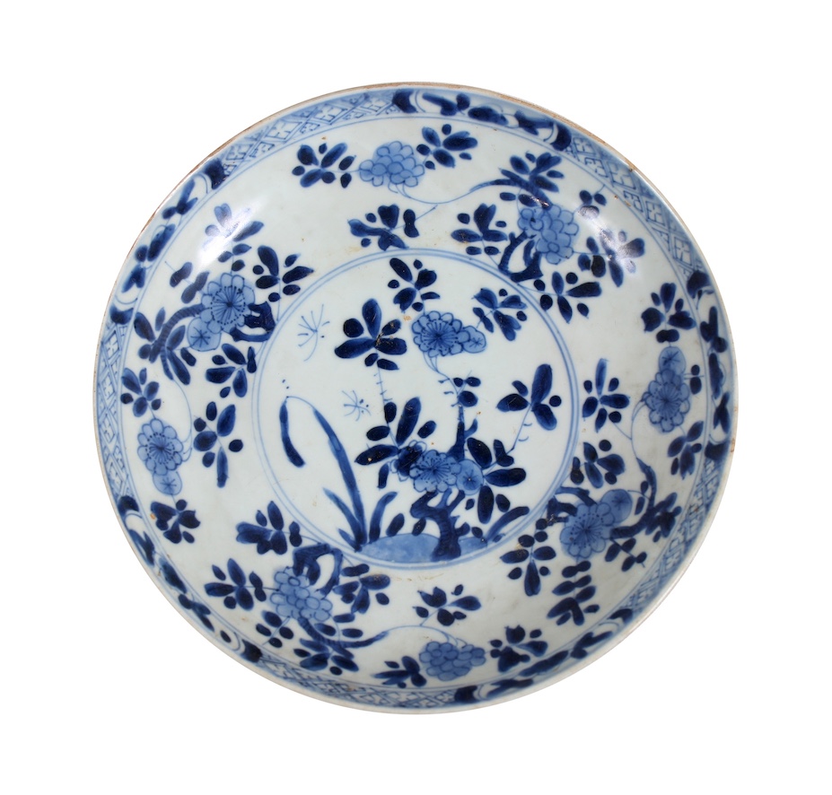 An early Qing 17th - 18th century blue and white floral plate